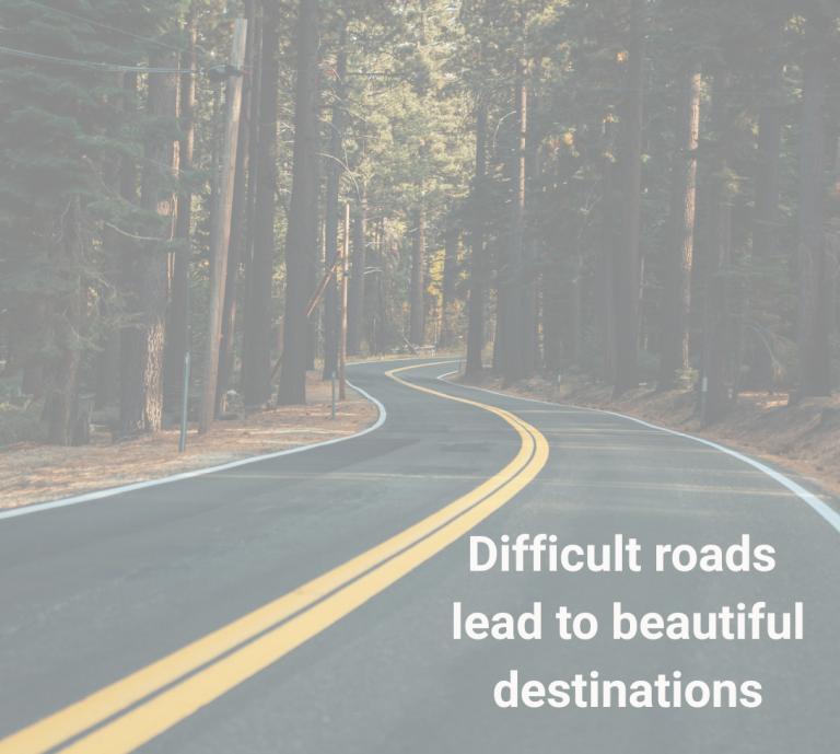 Difficult roads lead to beautiful destinations Kurvenreiche Straße durch einen Wald mit inspirierendem Zitat über schöne Ziele.
